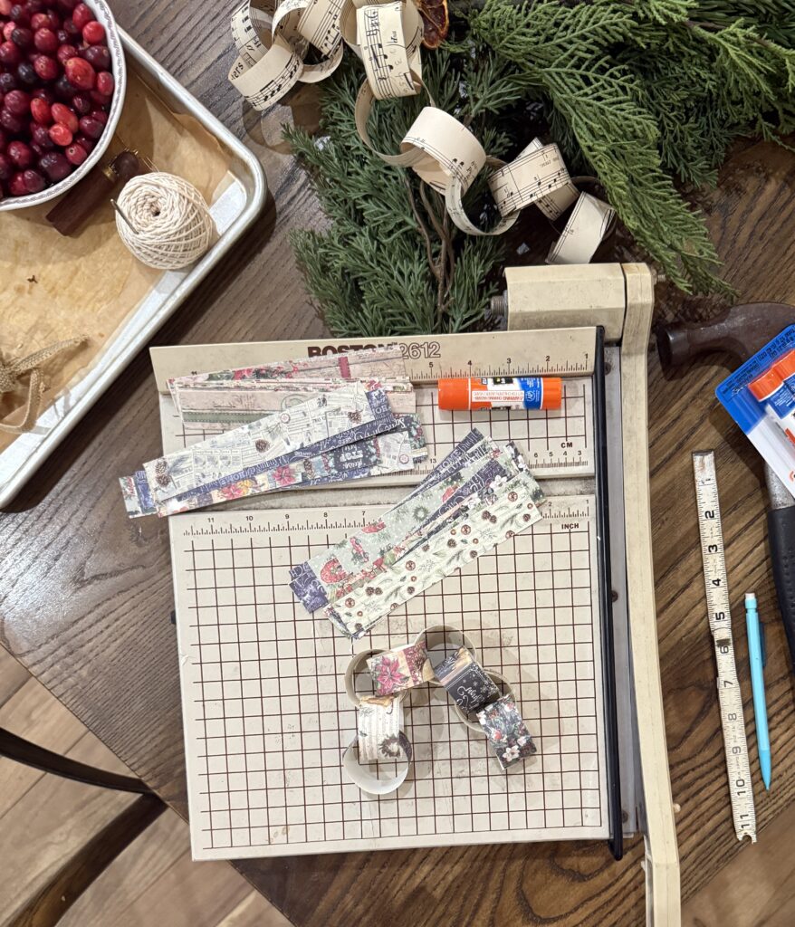 Christmas DIY paper chain garland